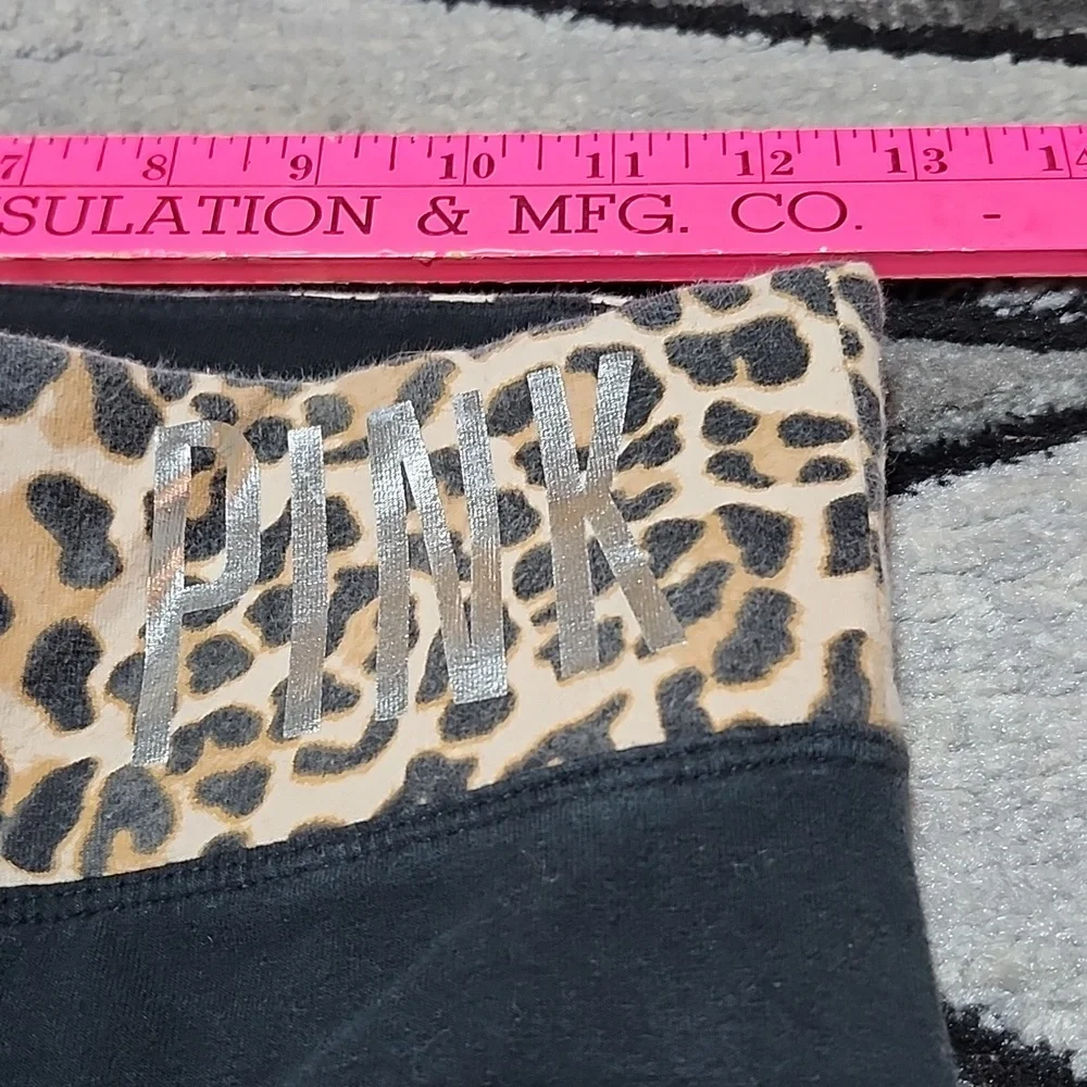 VINTAGE VS PINK CROP YOGA 2014 BLACK LEOPARD-PRINT SILVER-SHINE LOGO LEGGINGS